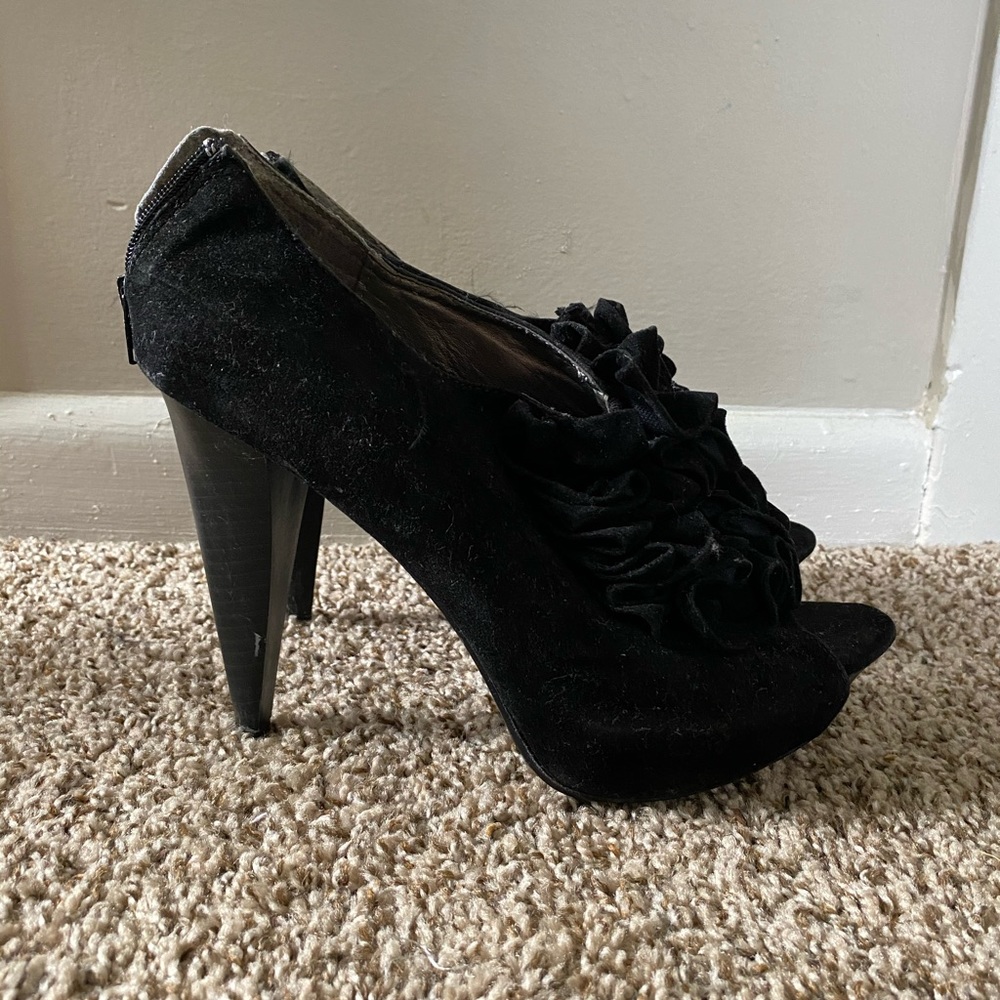 Blk Ruffled Heels - Picture 3 of 4